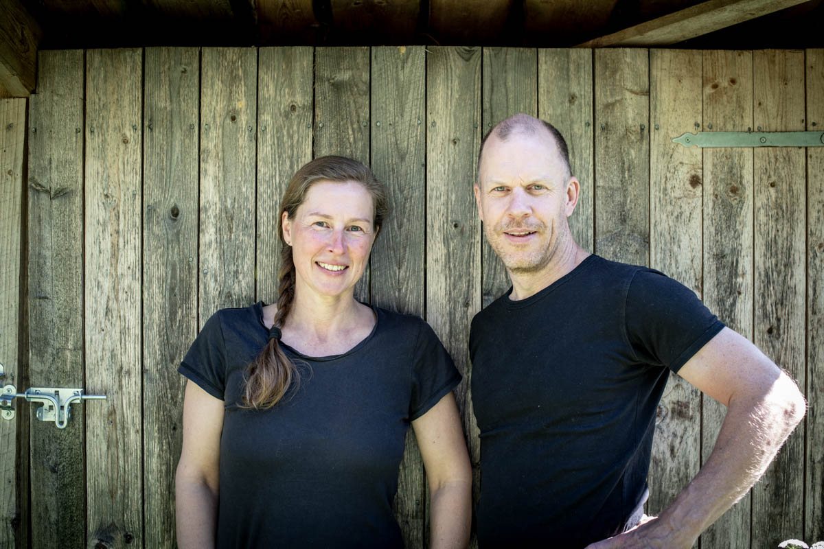 Hanna och Joachim Lupiner framför ladugårdsväggen